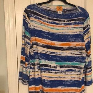 Women’s s 3/4 sleeve top. Shoulder to hem 25”, armpit to armpit 22”.